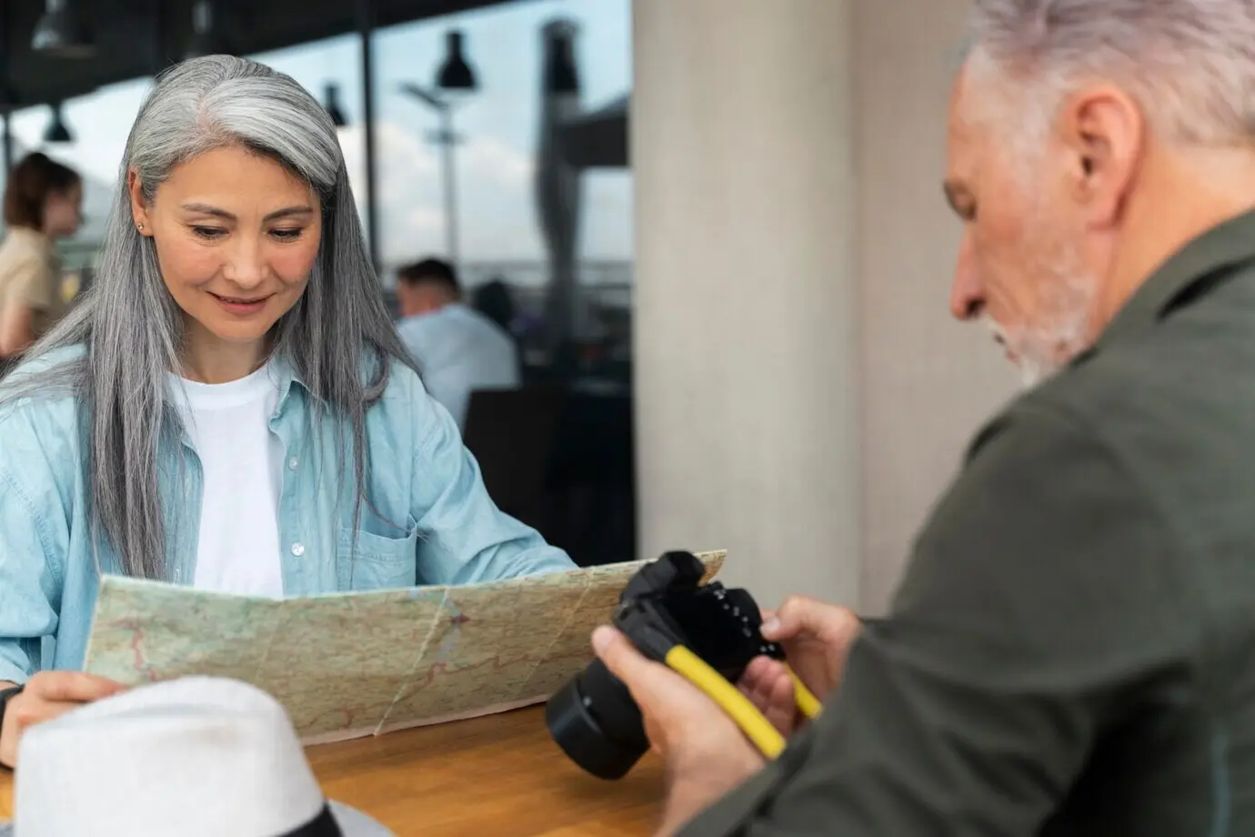Nahaufnahme eines älteren Mannes, der eine Kamera hält.