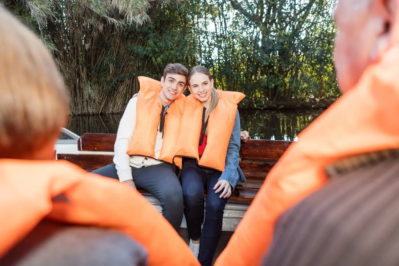 Ein romantisches junges Paar verbringt gemeinsam Zeit auf einem Boot.